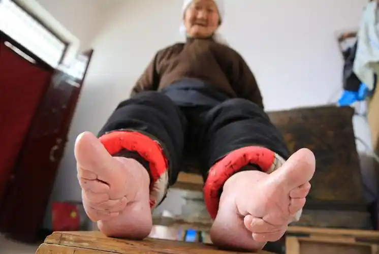 9旬老人爱情老伴送的镜子用了70年