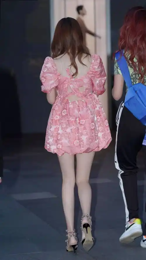 像桃花一样美丽的穿搭,粉色公主裙搭配铆钉高跟鞋,优雅又淑女_女生_的