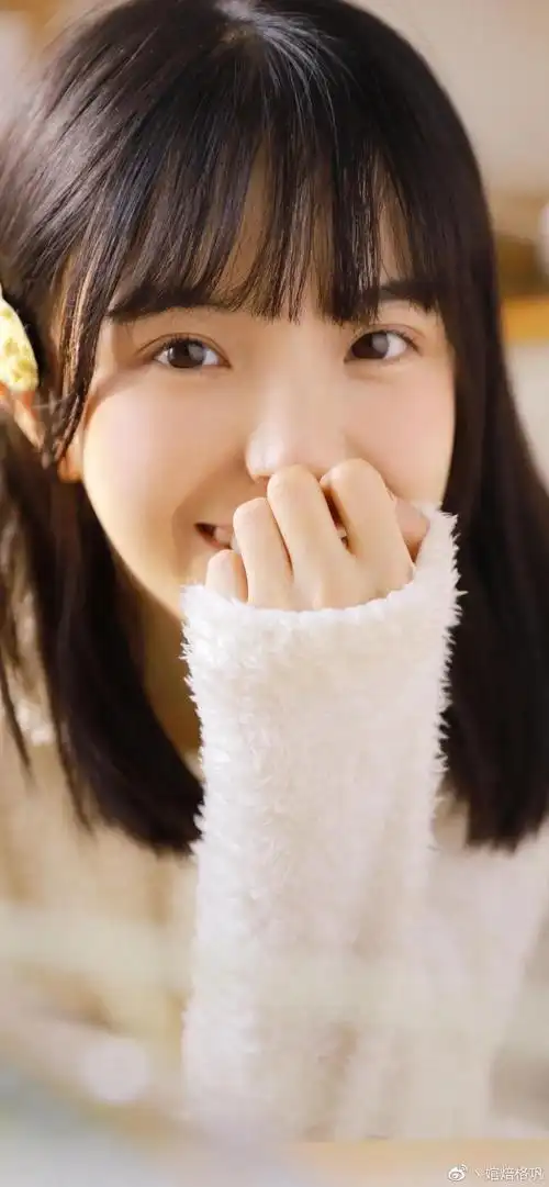 清新小姐姐肌肤丝滑如雪,笑容甜美灿烂.网友:好想回到18岁