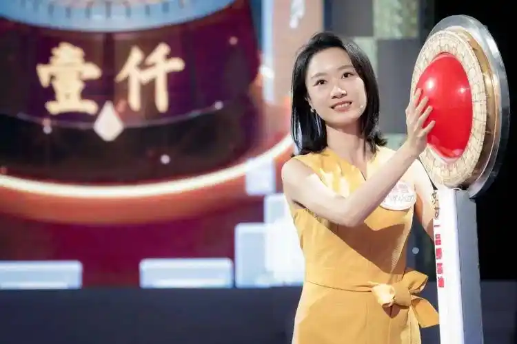 主持人大赛被淘汰的央视主播张楚雪,现在文能拿话筒武能开坦克