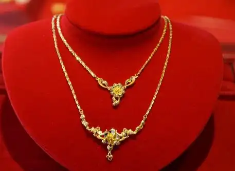 内敛,玉石珠链,尤其是翡翠,则比较适合霸气的老年人