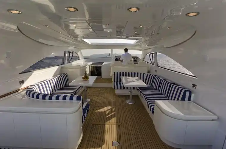 rizzardi 73 豪华游艇, 驾驶舱