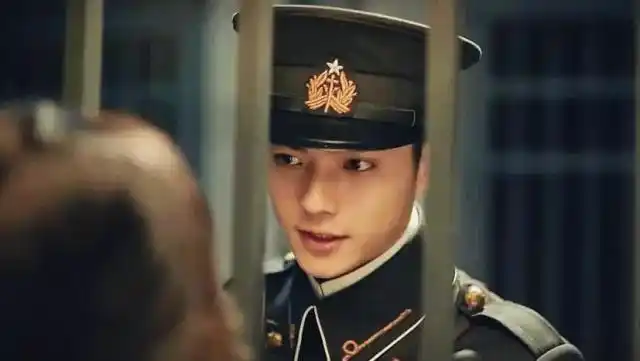 许凯一身军装在身,壮志在胸,不畏前方困难危险,只因肩扛责任与担当