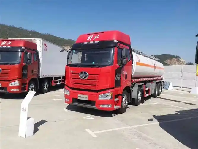 载重12吨老式解放油罐车自重多少吨?