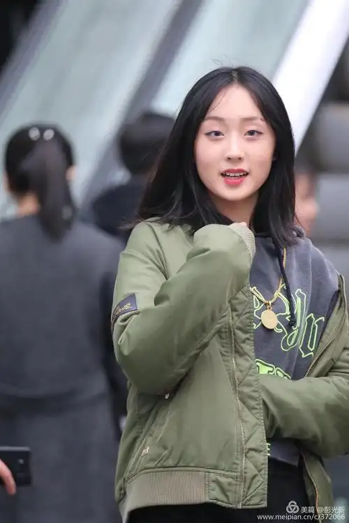 重庆街拍:天生丽质重庆妹