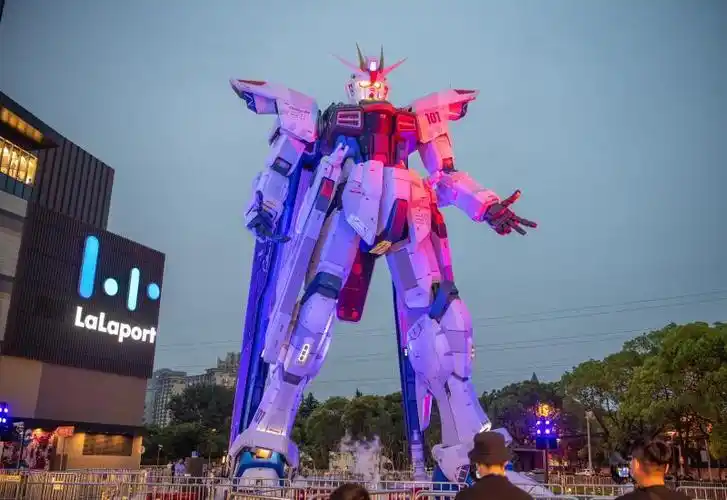 上海金桥这尊18米的"自由高达"动起来了,现场粉丝为之疯狂……_腾讯