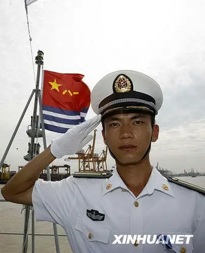 图文海军战士向来宾敬礼