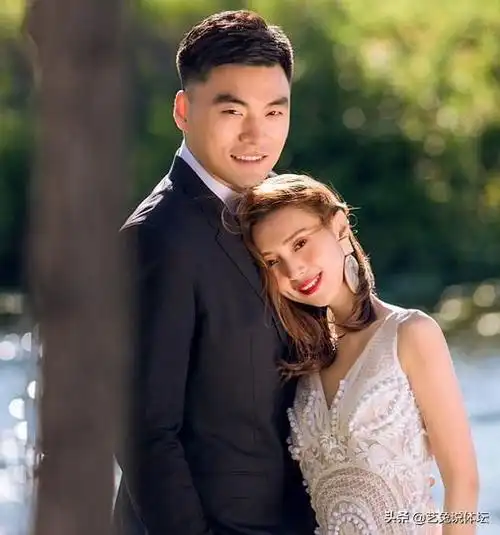 贺天举也领证了脸小家碧玉型 高挑韩德君家庭美满老婆朱悦荧郭艾伦