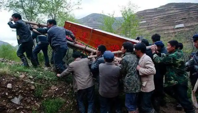 为什么农村出殡的时候抬的棺材中途不能落地看完长见识了
