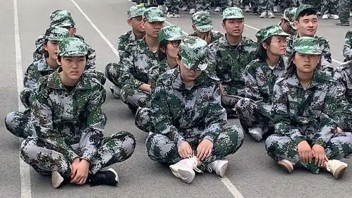 原地坐姿也是军人范