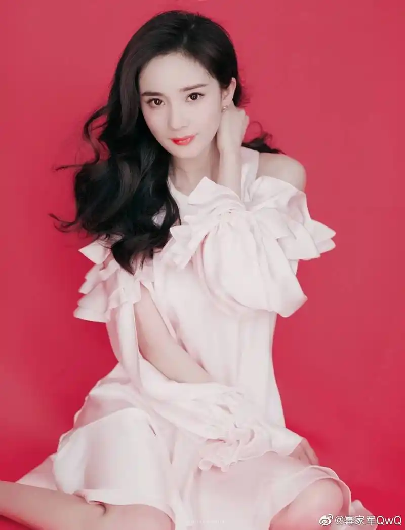 杨幂身着粉色连衣裙 展现完美身材!