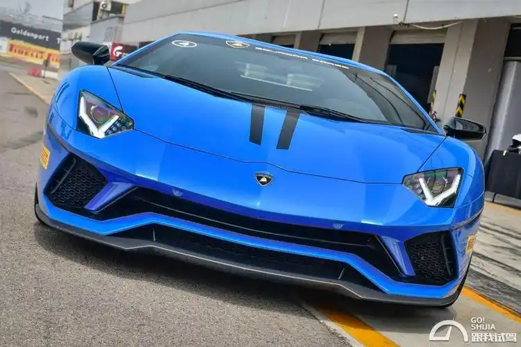 3 兰博基尼 aventador s