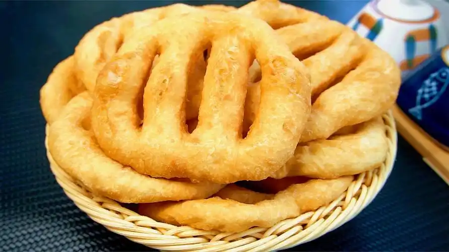 教你快速炸油饼做法,不用提前发面,外酥里软好消化,比油条好吃