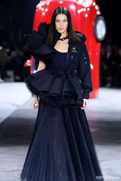 2020巴黎时装周,超模bella hadid贝拉·哈迪德现身走秀风尚现场