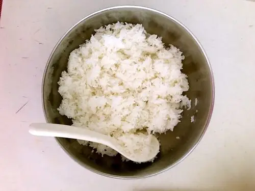 大米300克,清洗干净做成米饭.米饭做熟后打出来晾3分钟