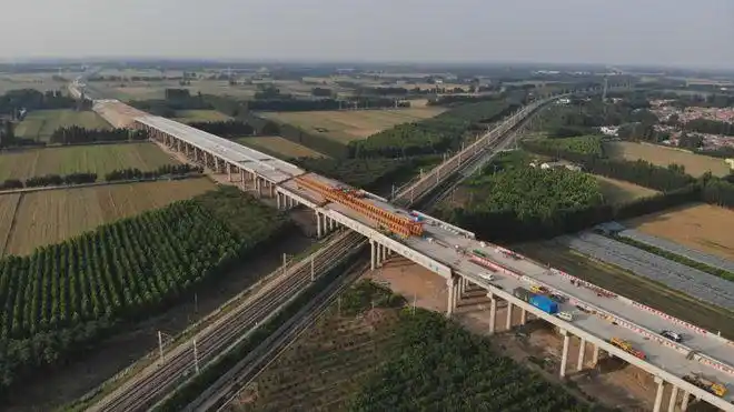 高东高速跨邯济铁路大桥顺利贯通