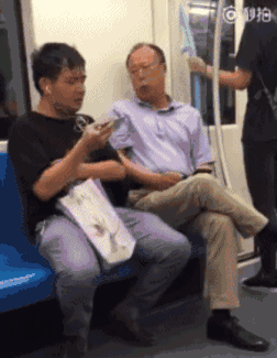 有腔调被地铁吐痰男怼有几套房的上海老爷叔没想到竟然大有来头