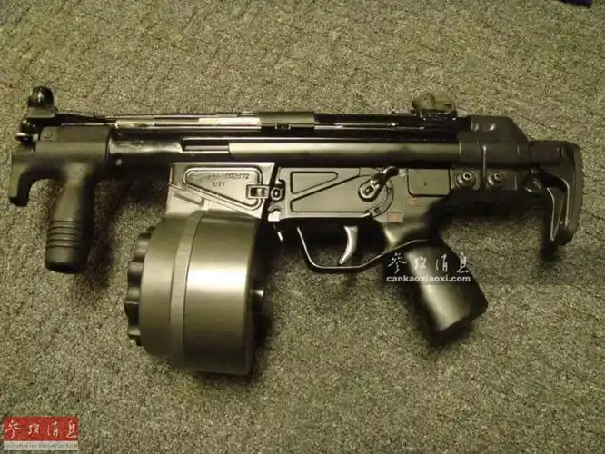 点击图片进入下一页加装弹鼓的mp5冲锋枪.