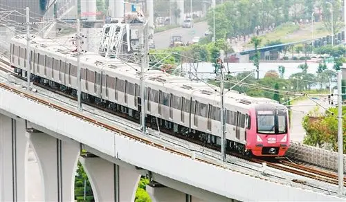 重庆市轻轨6号线列车设计人性化 粉红色主调,座位防滑能加热(图)