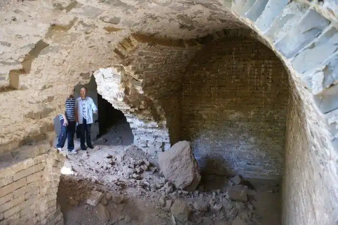 村中也遗存有金朝时修建的完颜皇族祠堂,祠堂里800年至今一直挂着金朝