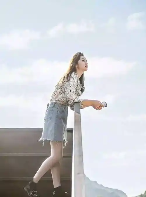 10个拍照姿势,简单且好看_自然_人像_仰拍