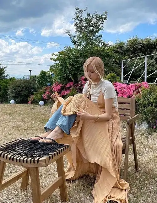 朴彩英太会了,直接用长裙来配牛仔裤,有颜值身材瞎穿都时尚|长裤|裙子