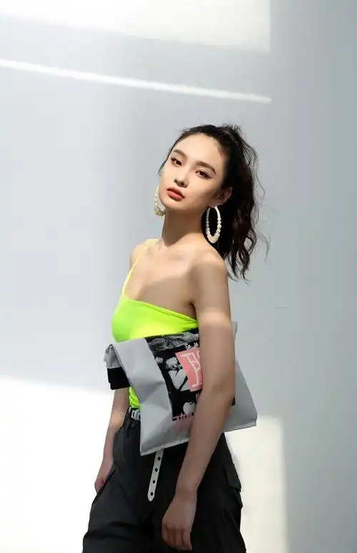 女演员王可如简单性感魅力写真