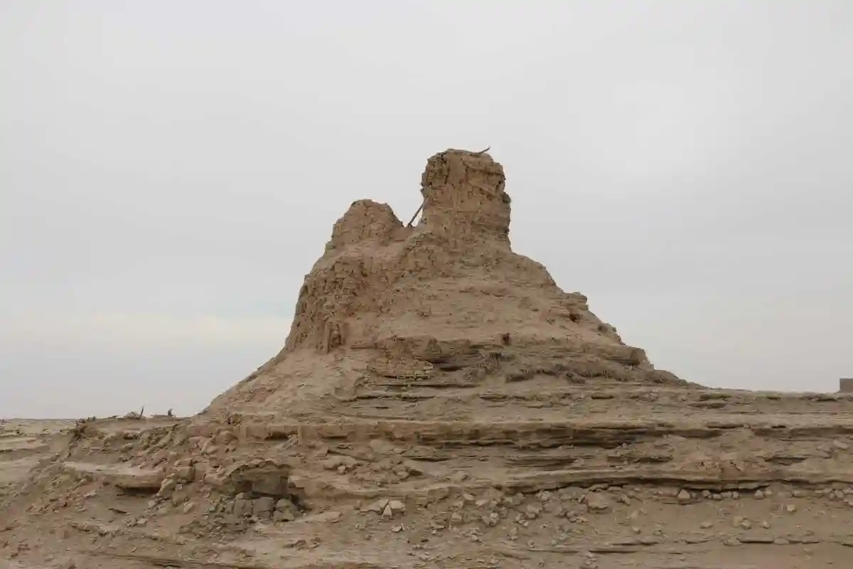 新疆抢险加固楼兰古城三间房和佛塔遗址