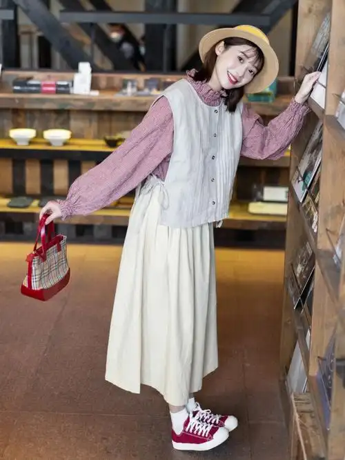 无印良品的这双红色帆布鞋太好搭配了