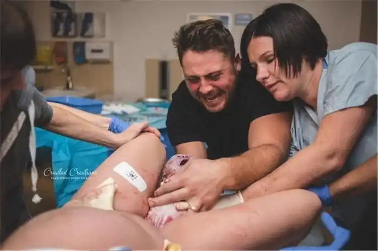 陪产爸爸目睹妈妈顺产难关,爸爸的表现只能给99分!