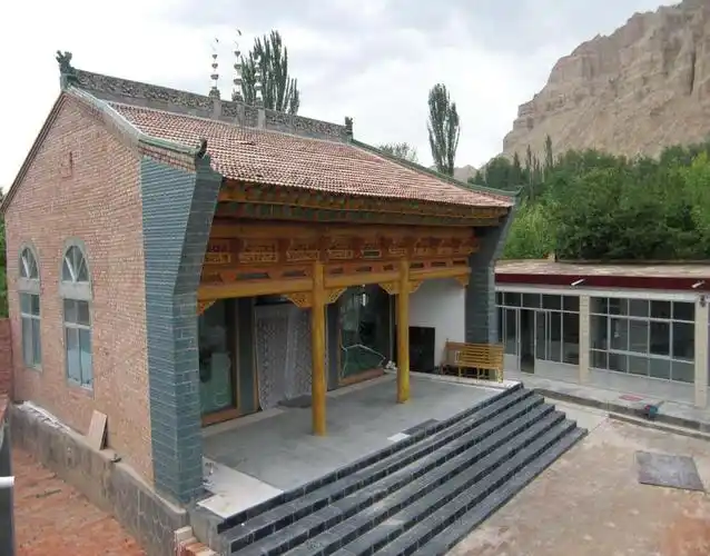 建有砖木结构的礼拜大殿3间,80平方米,木柱红瓦,屋檐精雕花草,屋基较