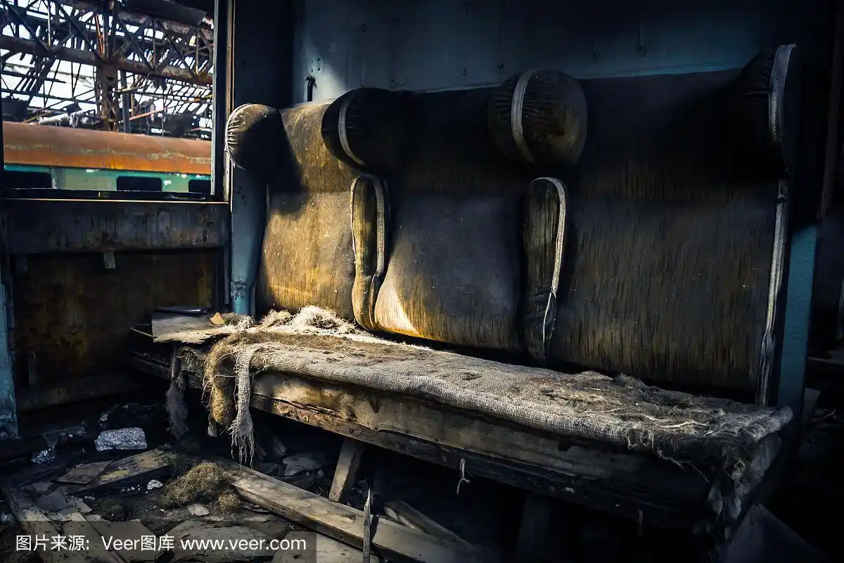 废弃的车厢内部有座位