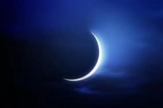 新月是什么意思农历每月初出的弯形的月亮天文现象