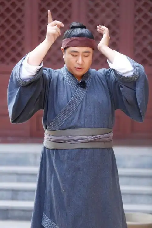 泰维变身管家套路穿越团 带领常远践行古礼超逗趣