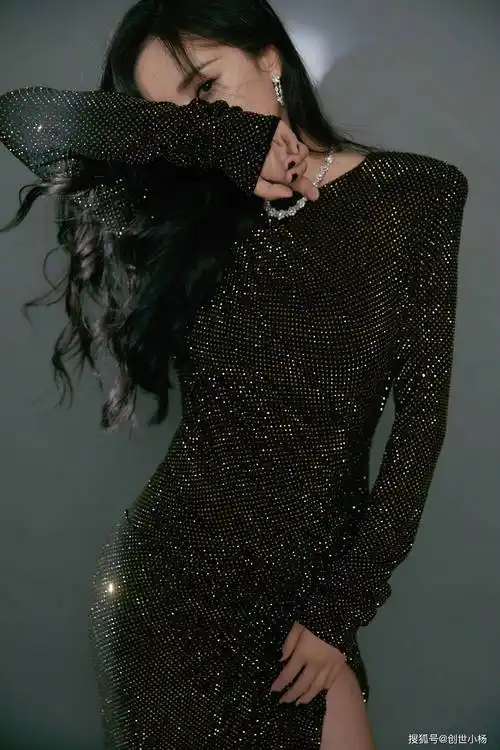 原创杨幂闪钻长裙超有范波浪卷发妩媚动人霸气御姐有颜身材好