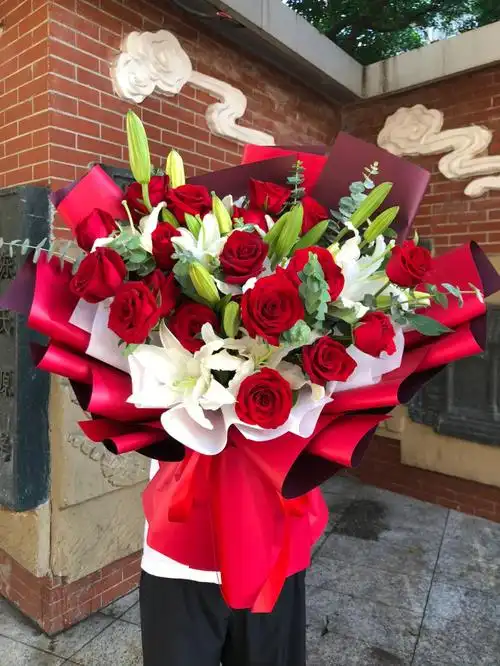 红玫瑰百合花束