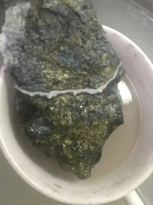 求高手赐教 石头上含义什么金属 用硫酸泡了三天 石头腐蚀掉了 金属