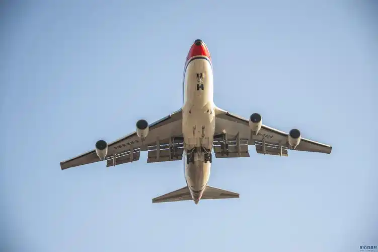 仰拍从头顶飞过的飞机