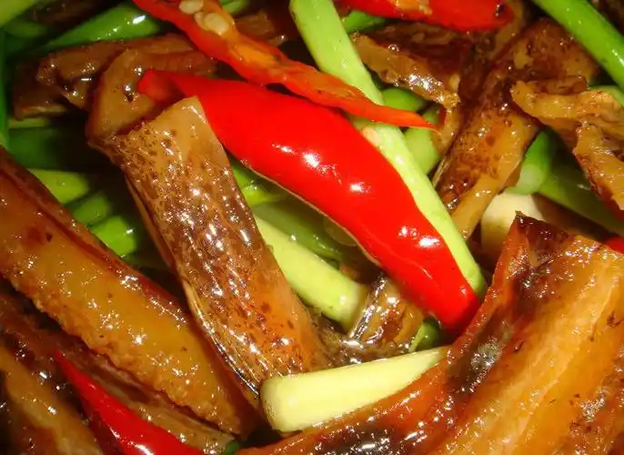 鳗鱼干好做吗,蒜苔炒花鳗鱼干做法步骤插图(5)