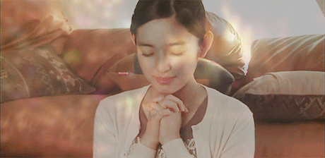 许愿闭眼静静的看着吹蜡烛gif动图_动态图_表情包下载_soogif