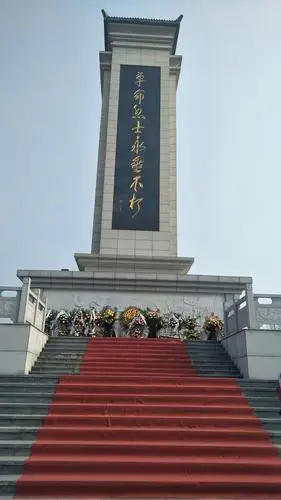 缅怀革命先烈,传承红色精神——亳州八中开展烈士陵园祭扫爱国主义