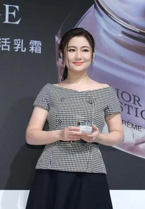 selina这次找到真爱了,法式打扮身材好丰腴,大方露疤痕很自信