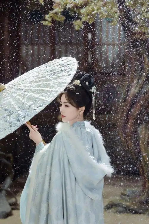 白鹿穿蓝色古装清丽动人 雪中撑伞气质温婉