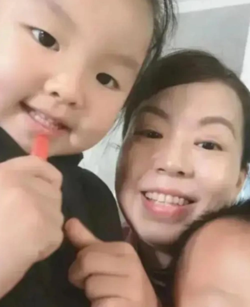 清明期间,郭威带着妻子田静,还有两个孩子回到了江西九江认亲祭祖