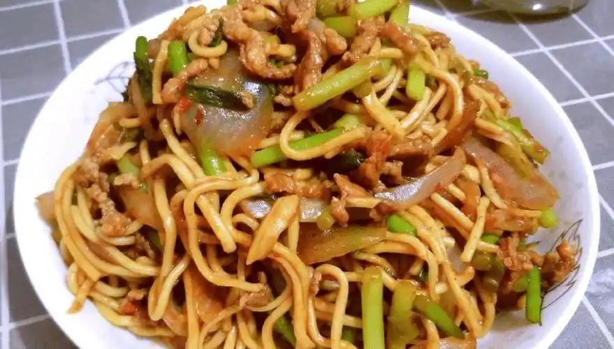 吃腻了热汤面,不妨尝试一下这道孜然肉末蛋炒面吧!__财经头条