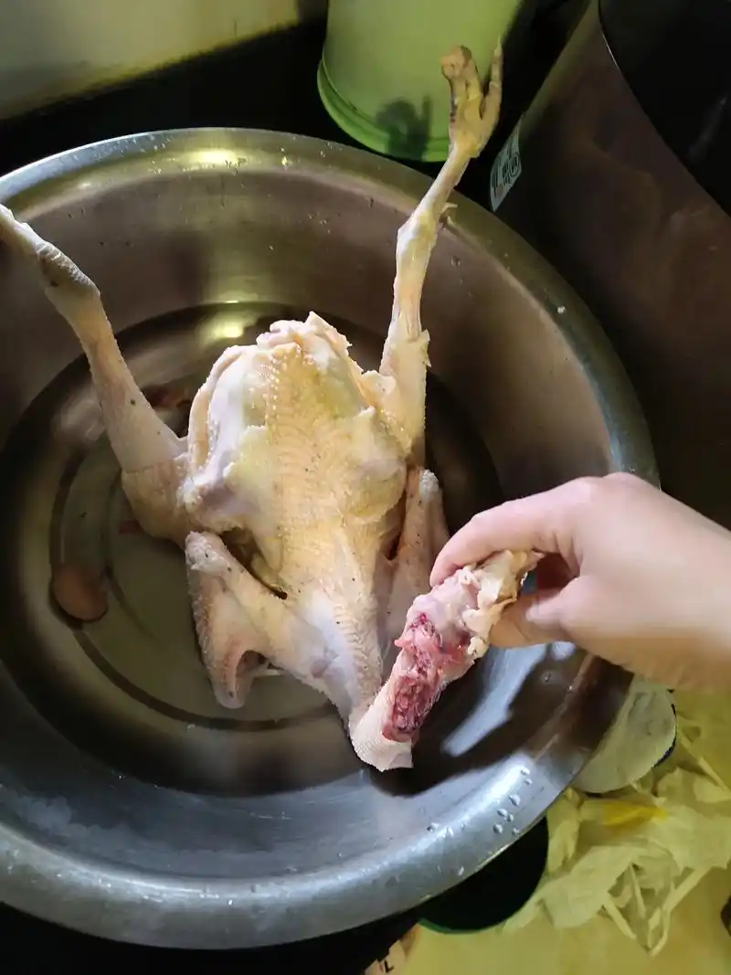 这好好的一个3斤的公鸡被我杀完后还有一斤多.