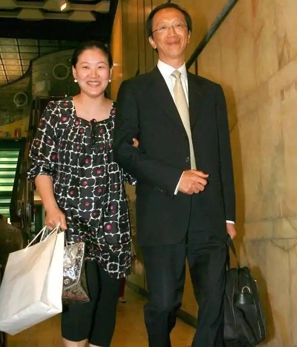 伏明霞近照:身材发福成阔太,大26岁老公日渐消瘦,更像父女