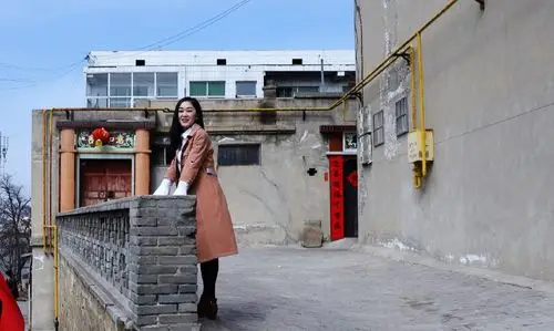 古城石坡上的小姐姐