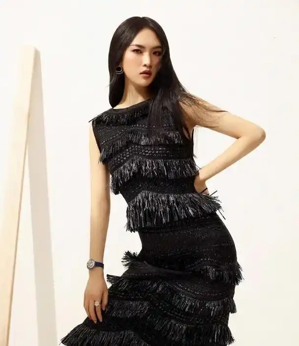 2018年,姚安娜受邀参加了巴黎名媛舞会,瞬间成为了热门话题.