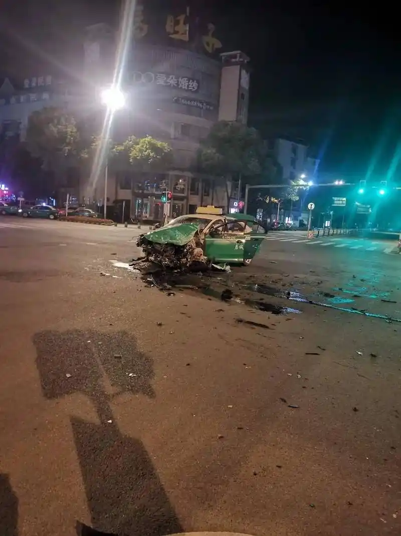 今早二环东路发生严重车祸出租车被撞得稀烂司机